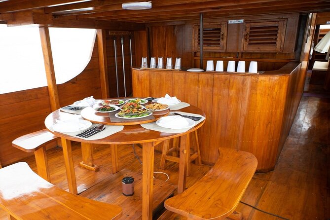 3Days Komodo Tour By Private Boat for 4 pax - Day 3: Siaba turtles, Kanawa beach time, back to Labuan Bajo