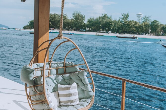 4-in-1 • Gili Islands Half-day Snorkel & Lunch Catamaran Tour - Breakfast and lunch buffets on a boat (and the drink setup)