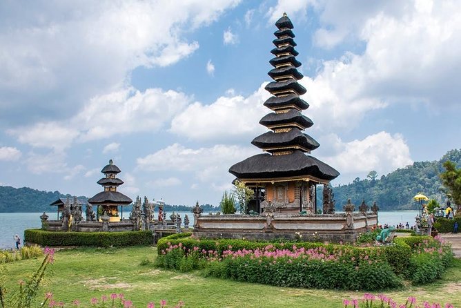 All Inclusive Sekumpul Waterfall Trekking , Handara Gate & Temple - Stop 1: Handara Iconic Gate photo time without the fuss
