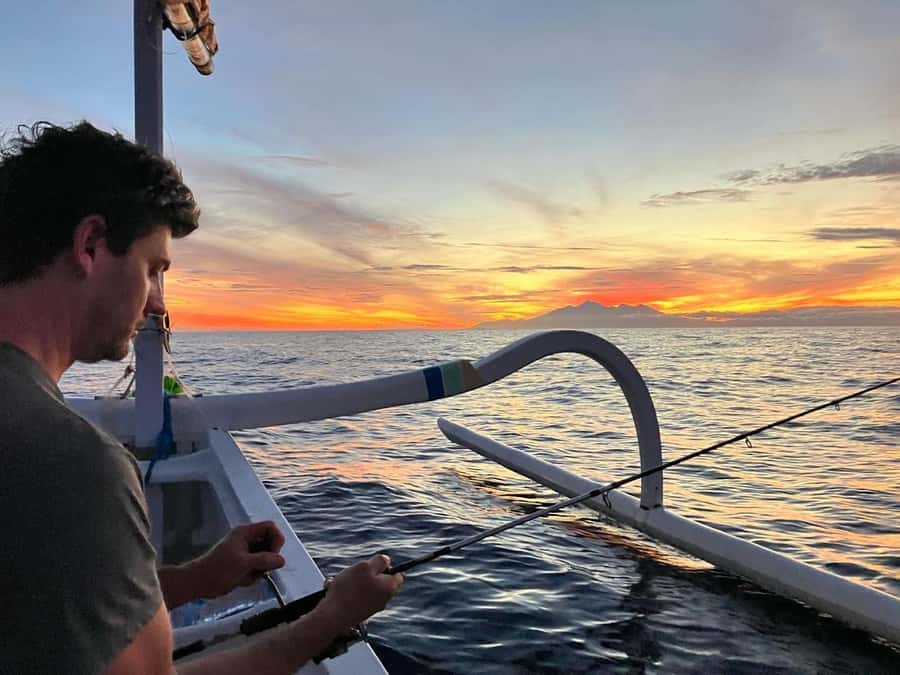 Amed: Private Sunrise Fishing & Catch-and-Cook Experience - Snacks, drinks, and the real comfort of staying fueled
