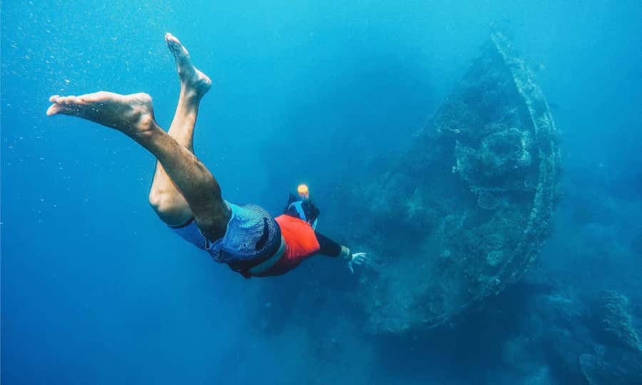 Amed: Snorkeling Trip to the Japanese Shipwreck - The guide and group size: what “small group” changes for you