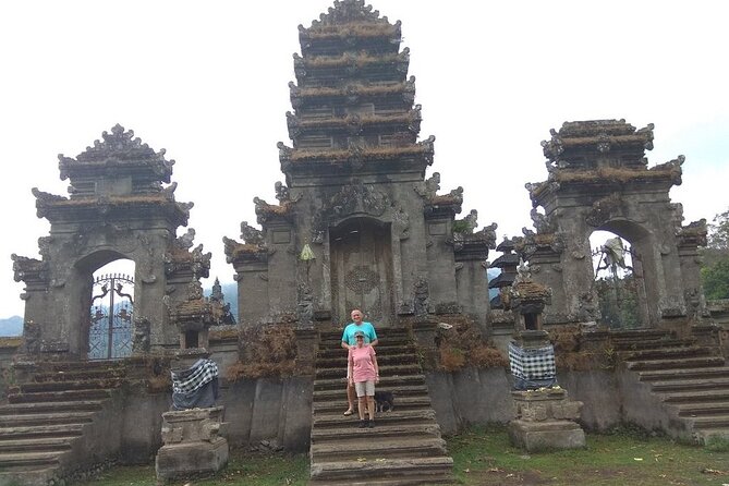 Bali 4WD Adventure - Lunch by Lake Bratan: buffet fuel plus a scenic pause