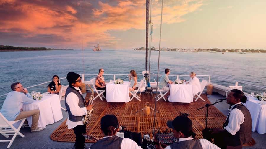 Bali/Benoa: 5-Course Romantic Evening Cruise With Live Music - The tropical 5-course dinner: what to expect and how to handle special needs
