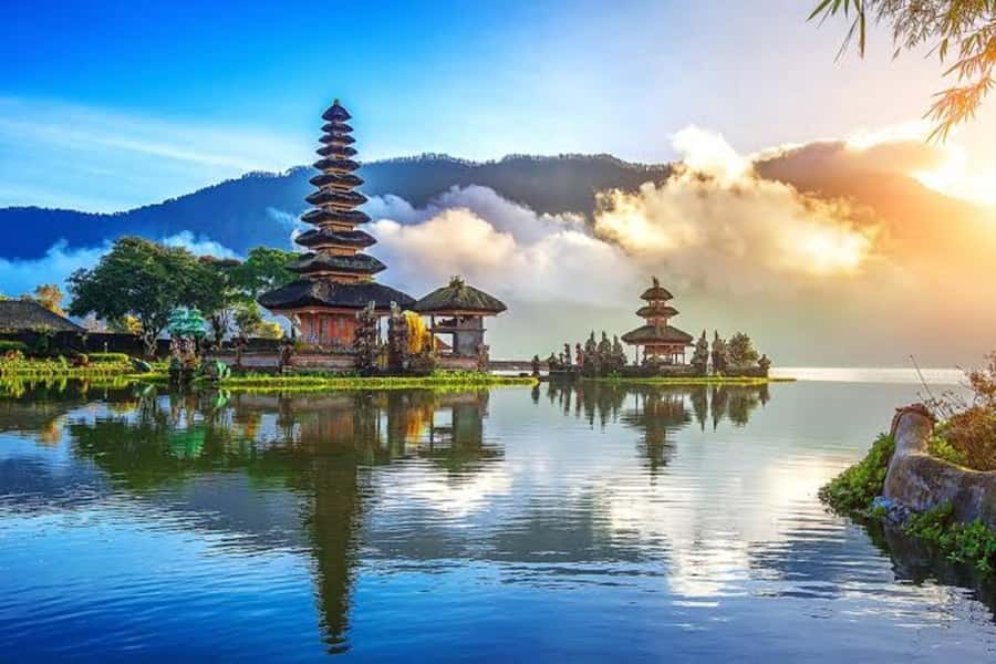 Bali: Jatiluwih UNESCO, Bratan Lake, Iconic Gate & Tanah Lot - Ulun Danu Beratan Temple on Lake Beratan: Meru Towers and Dewi Danu Lore