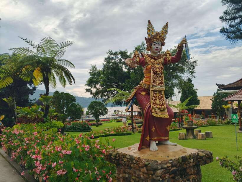 Bali: Lake Temple, Jatiluwih Rice Terrace & Waterfall Tour - Twin Lake Viewpoint over Lake Buyan and Tamblingan