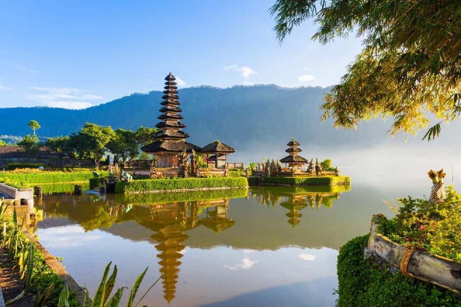 Bali: Private UNESCO World Heritage Sites Tour - Ulun Danu Beratan on Lake Beratan: cool air and lake-temple photos