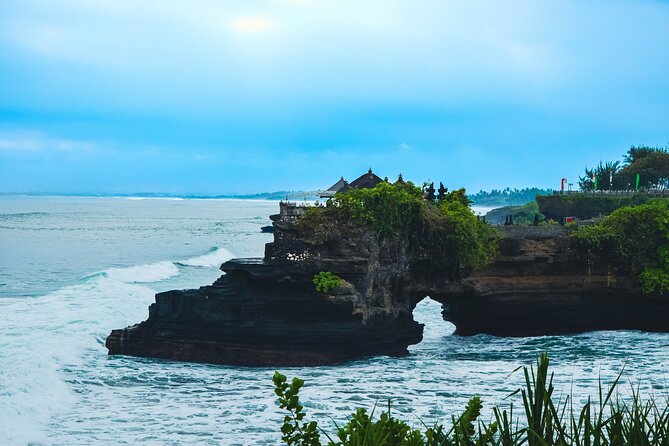 Bali Pura Taman Ayun Temple, Monkey Forest & Tanah Lot Excursion - Tanah Lot Sunset: The Ocean Drama, The Crowd Reality, And The Timing Trick