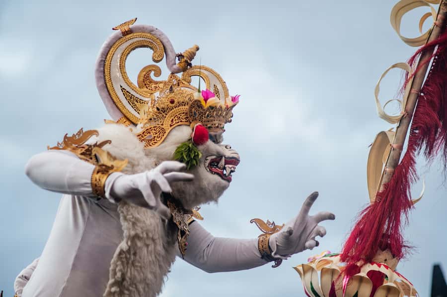 Bali: Skip-the-line Uluwatu Temple and Kecak Fire Dance Tour - The temple walk: guided meaning without turning it into a lecture