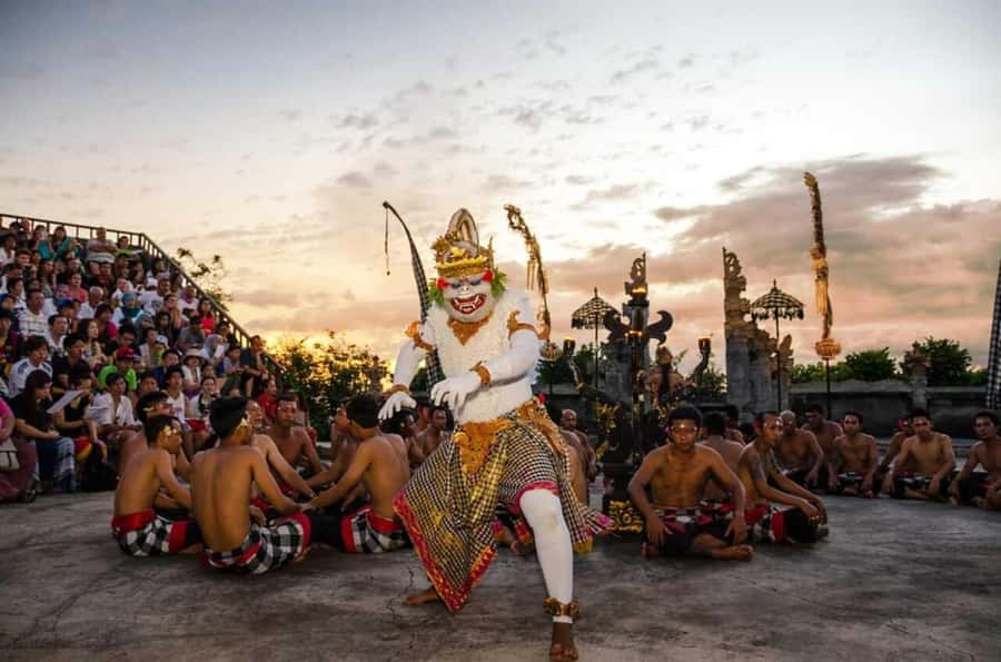 Bali: Sunset Uluwatu Temple & Kecak Fire Dance Private Tour - Uluwatu Temple on the cliff: why this stop is more than a photo stop