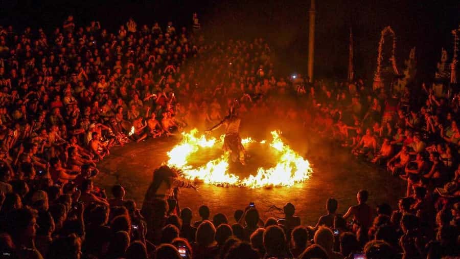 Bali: Sunset Uluwatu Temple & Kecak Fire Dance Private Tour - The Kecak fire dance at Uluwatu: the 19:00 show you plan your whole evening around