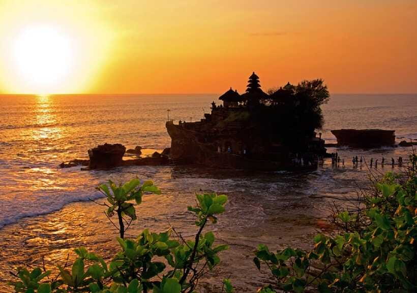 Bali: Taman Ayun and Tanah Lot Temple Sunset Tour - Tanah Lot Sunset: Silhouettes, Indian Ocean Views, and Photo Timing