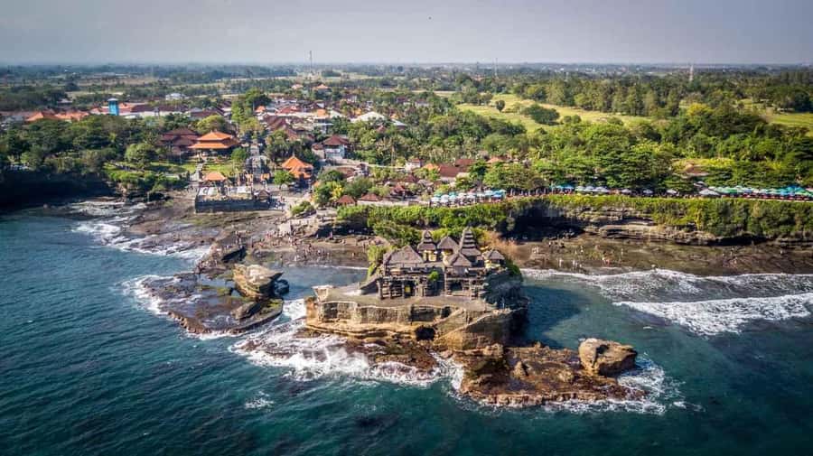 Bali: Tanah Lot UNESCO World Heritage Sites Full-Day Tour - Ulun Danu Bratan at Lake Bratan: crater-lake drama in half an hour