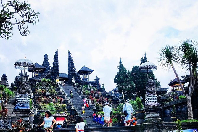 Bali Waterfalls and Temples Tour - Lunch at Ristorante Lereng Agung: valleys view, buffet style