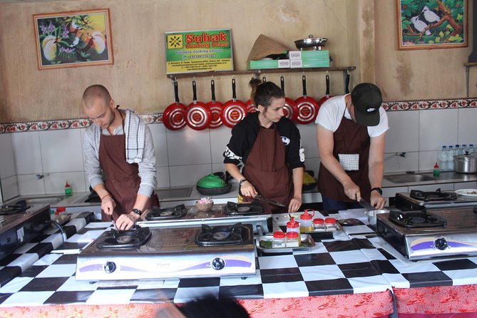 Balinese Ubud cooking school (9 Dish Cooking and Market Tour) - Getting there: meeting point, timing, and group size that keeps it personal