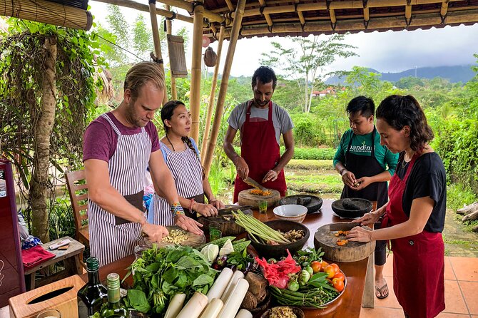 Balinese Vegan Cooking Class with Fresh Harvesting & Garden Tour - Fresh Harvesting and Garden Tour: What Happens Before You Cook