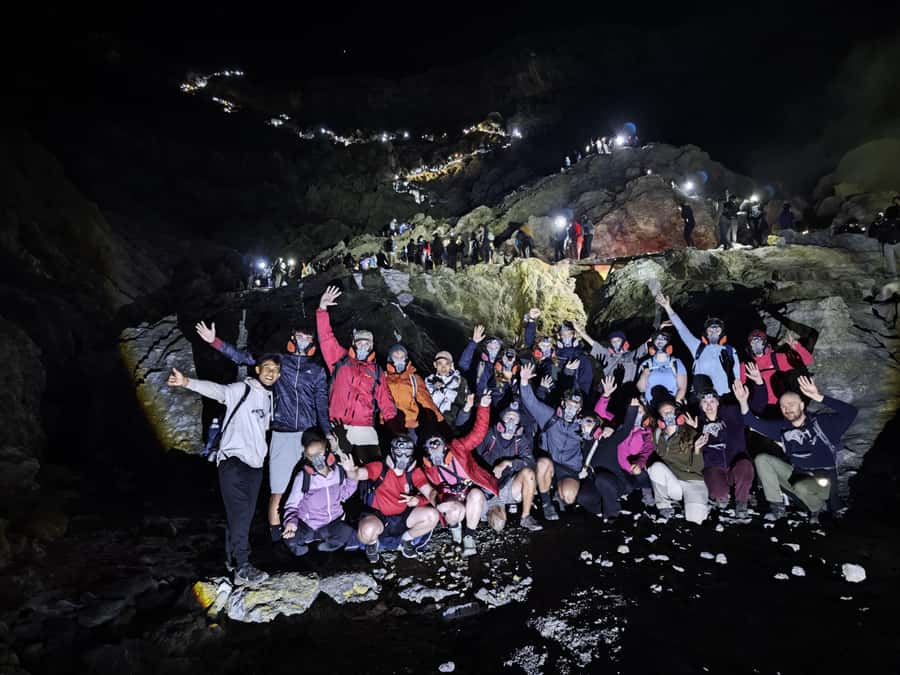 Banyuwangi/Bali: Ijen Volcano Midnight Blue Fire Guided Tour - Sunrise at 2,386 M: Coffee or Tea, Photo Time, and the View Window