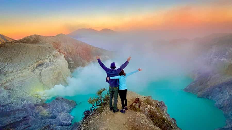 Banyuwangi: Ijen Crater Bluefire and Sunrise Guided Trek - Into the crater at night: headlamp, gas mask, and pacing