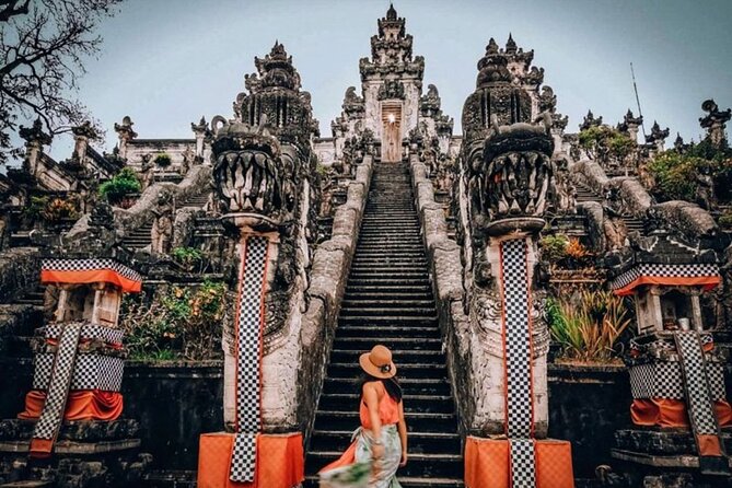 East Bali Tour: Gate of Heaven, Water Palace, Sleeping Gajah - Stop 2: Tirta Gangga Water Palace, koi feeding, and fountain-photo time