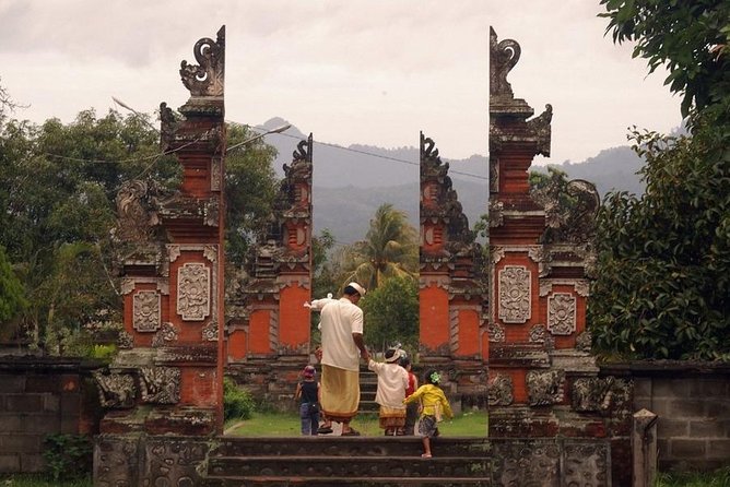 Excursions for Cruise Ship Passengers - Lingsar Temple: A Multi-Faith Shrine with a Sacred Eel Connection