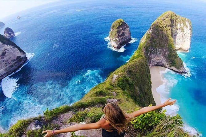 Exploring Bali in 3 Days: Discover Top Places in Bali - Day 3 in the south: GWK, Uluwatu, Kecak fire dance, then Jimbaran seafood