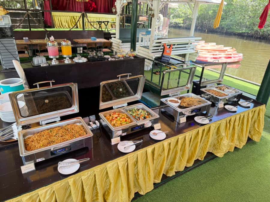 From Bali: Lembongan and Devil's Tears Buggy Tour with Lunch - Buffet Lunch at a Local Restaurant (Then You Head to the Water)