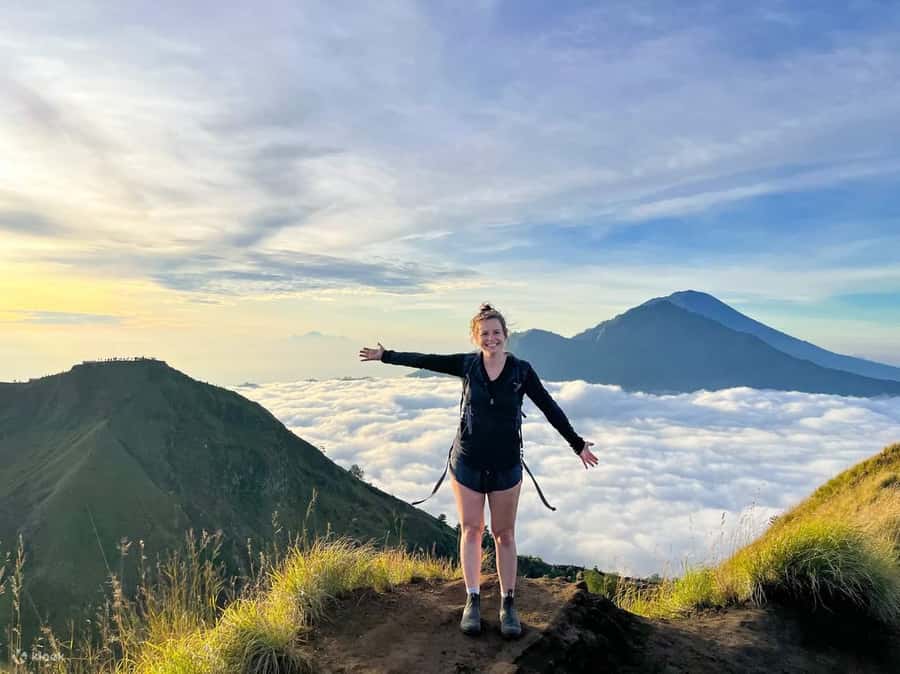 From Ubud: Mount Batur Hiking With Hotspring - Summit breakfast and crater time: the best part of the wait for dawn