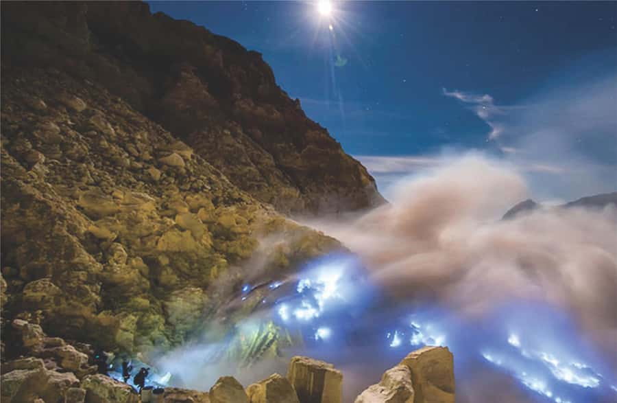 From Yogyakarta: Bromo & Ijen 3-Day Tour with Bali Drop-off - Day 3: Midnight Ijen hike to the rim and the sulfur lake views