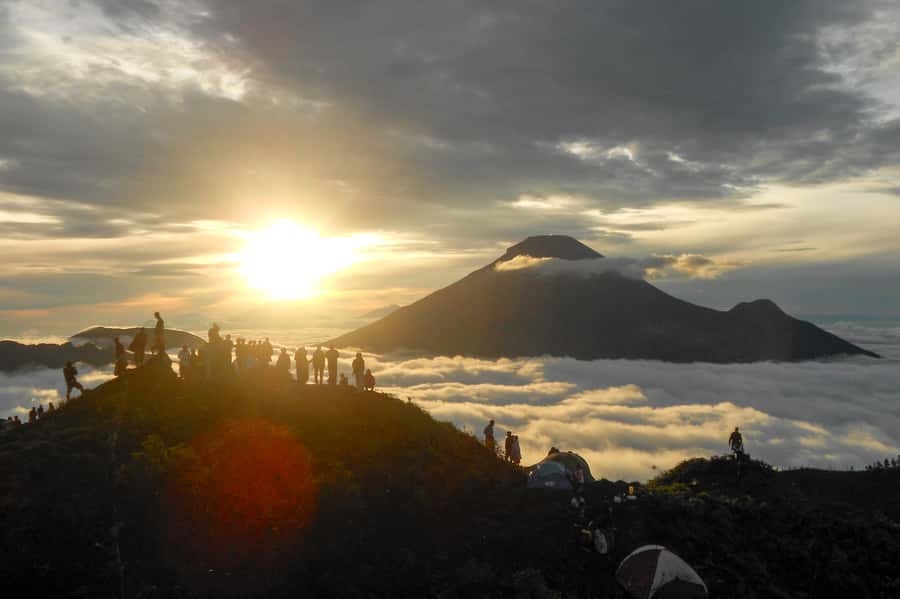From Yogyakarta: Dieng Plateau Golden Sunrise Guided Trip - The Sikunir Hill sunrise hike: 20 to 30 minutes of cold reality