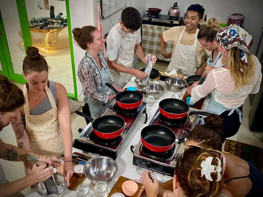 Gili air: Kaktus traditional cooking class - Small Group Setup, English-Speaking Instructors, and a Clean Cooking Space