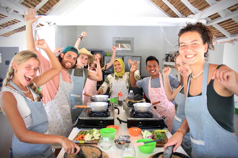 Gili air: Kaktus traditional cooking class - Cobek Peanut Sauce Using a Traditional Mortar and Pestle