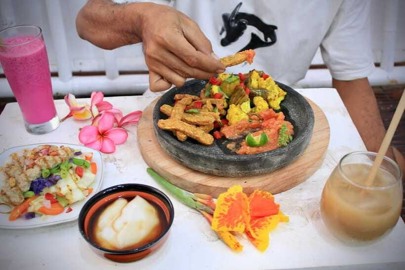 Gili air: Kaktus traditional cooking class - Nasi Goreng and Chicken Rendang Curry, Cooked Step by Step