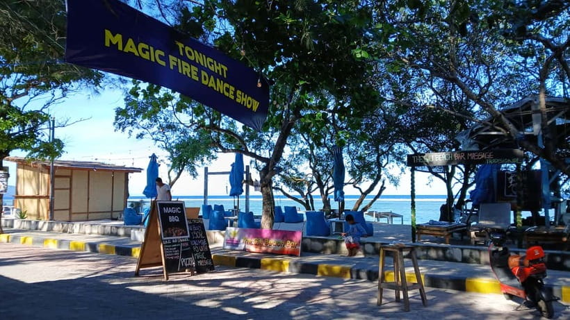Gili Trawangan: Experience The Gili Fireshow with Cocktail - Entering the venue: finding The Gili Beach Bar (and getting your best view)