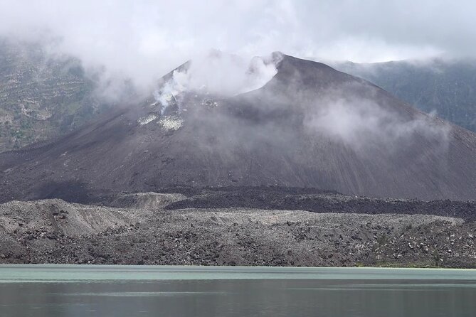 Hiking Rinjani 3 days 2 nights summit - Lake - The Sembalun to Senaru route that strings together grassland, crater rims, and the lake