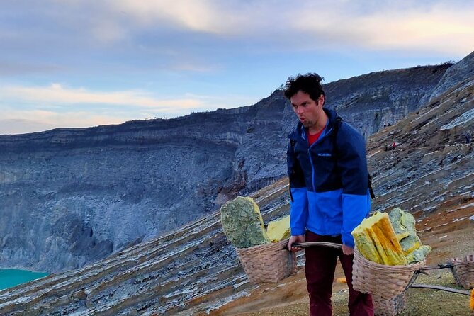 Ijen Blue Fire Trekking - The sunrise over the turquoise lake: why it feels like two trips in one