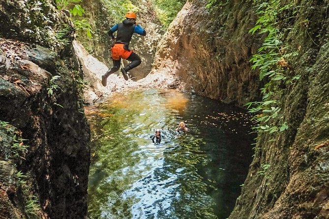 Intermediate canyoning trip in Bali " Samba canyon " - The descent: slides, jumps, and rappels in a green gorge