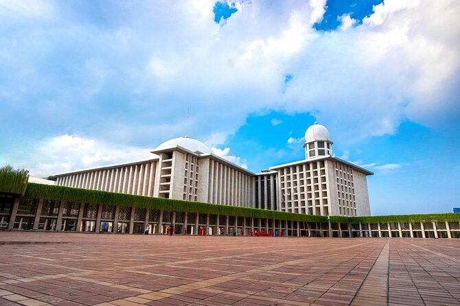 Jakarta Full-Day Highlights Tour with Transfer - Glodok Chinatown and Dharma Bhakti Temple, where history shows up in details