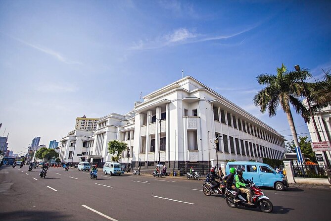 Jakarta Full-Day Highlights Tour with Transfer - Istiqlal Mosque and Jakarta Cathedral, two faiths with serious architecture