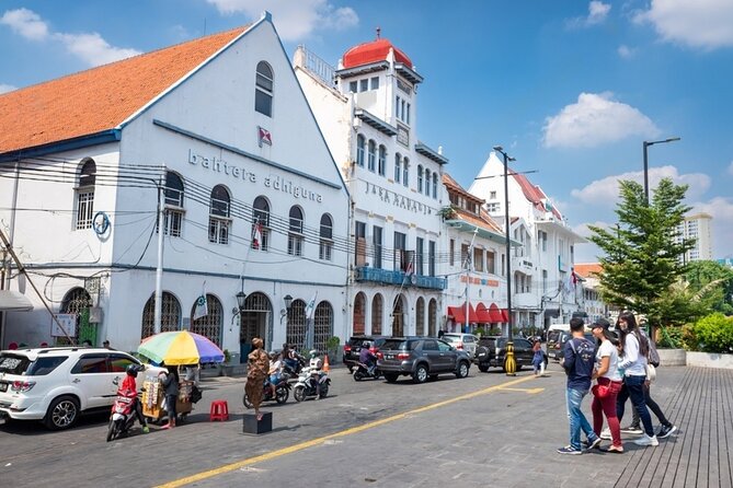 Jakarta: Half-Day Highlights Tour - Istiqlal Mosque and Jakarta Cathedral: when two faith icons face each other