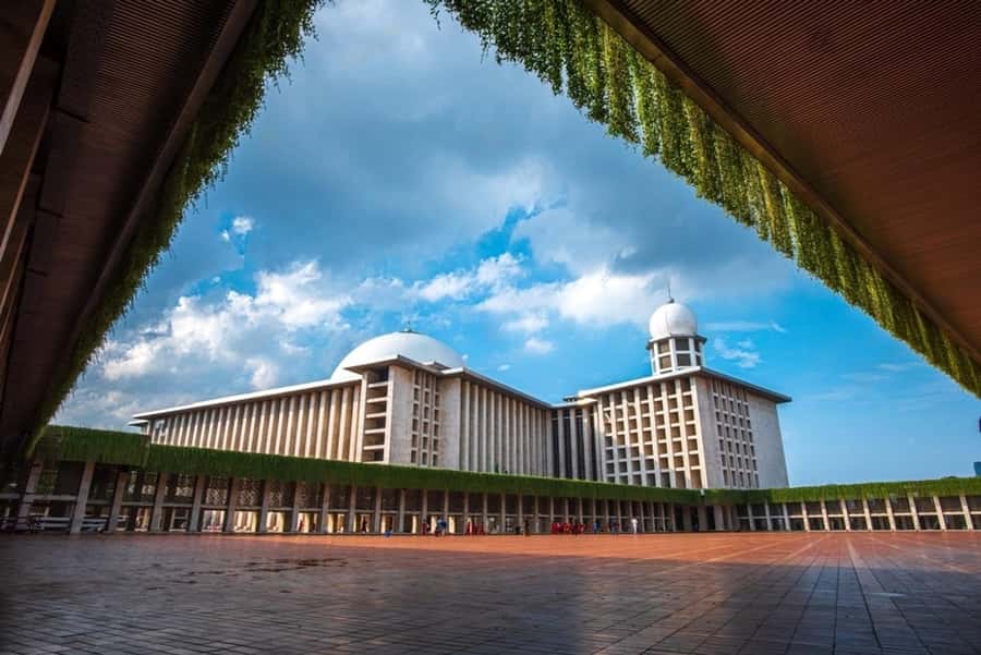 Jakarta: Half-Day Highlights Tour - How guides shape the experience, from Nabila to Erni