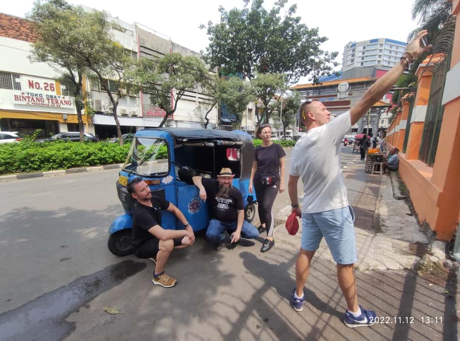 Jakarta: Highlights Capital City with Canal Boat Tour - Lunch break, school photo pass-by, and how the day keeps moving