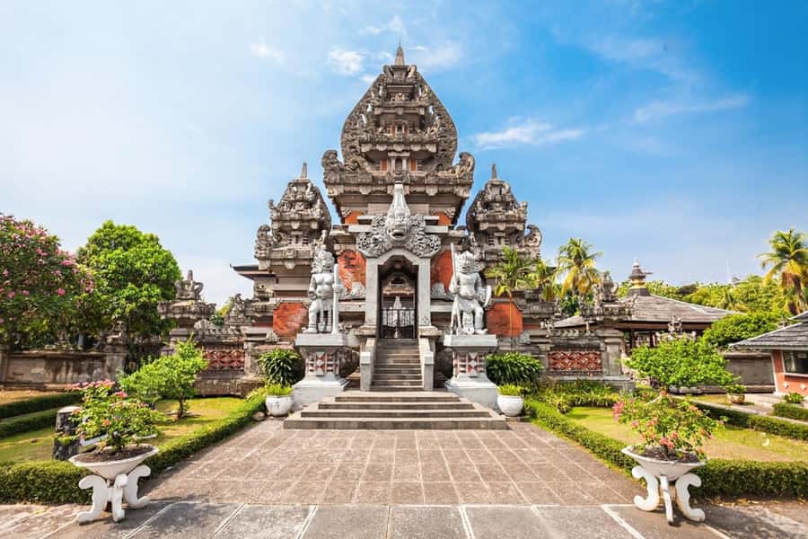 Jakarta: Jakarta Culture and Landmarks Full-Day Tour - Merdeka Square and Monas: the fast way to grasp independence