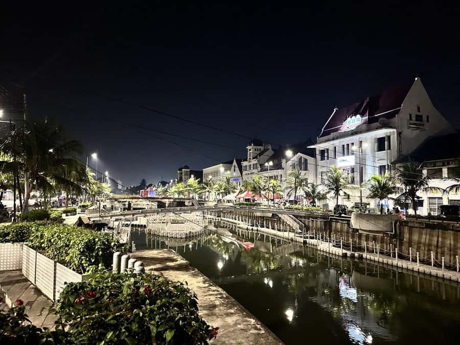 Jakarta: Private Guided Sightseeing & Street Food Night Tour - Old Town Batavia: Dutch Canals, Old Buildings, and a Slower Pace