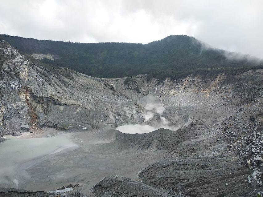Jakarta: Volcano, Hot Spring, Tea, Rice Fields, &Coffee tour - Lunch and break time in Lembang: where you refill and plan