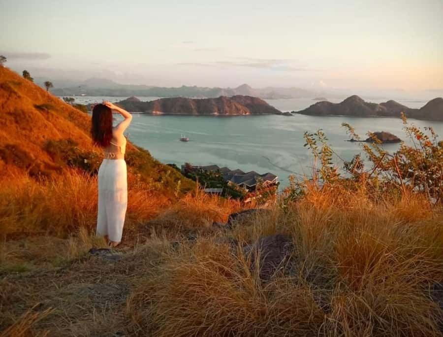 Labuan Bajo: Rangko Cave and Beach Snorkeling Half-Day Tour - Amelia Hill Panoramas and Sunset: Short Hike, Strong Views