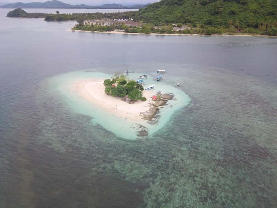 Lombok Secret Gili: Island Hopping & Snorkelling Trip - Stop 3: Gili Kedis for the best photo moment and that small-island vibe