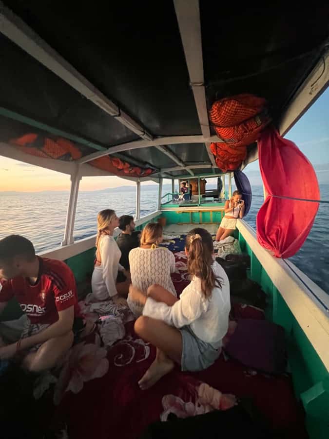 Lombok : Sharing Whale Shark Tour 2 Day 1 Night Sumbawa - Snorkeling time from 05:30 to 08:00: how to enjoy the bagang ship setup