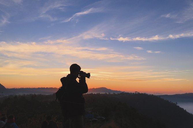 Mount Batur Sunrise Trekking Open Trip All-Inclusive - Watching sunrise and continuing the crater trek