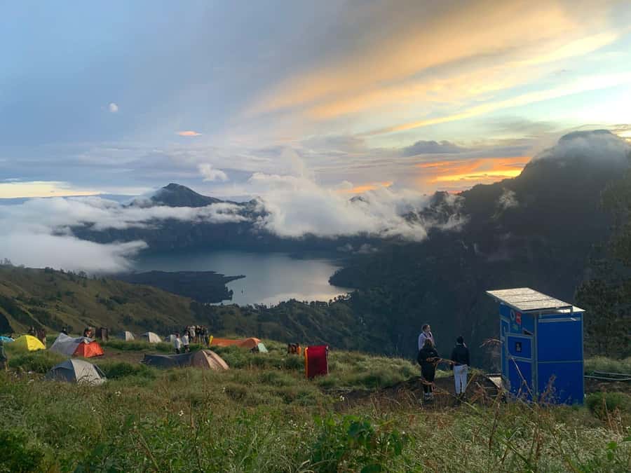 Mount Rinjani Trekking 2D/1N Summit Sunrise & Sunset Views - Descent Details: Lunch Breaks and Two Different Finish Scenarios