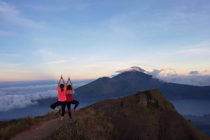 Munduk: Twin Lake Jungle Hike, Ulun Danu Temple, & Waterfall - Traditional canoe ride across Tamblingan Lake: the calm break you will feel later