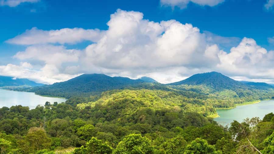 Munduk: Twin Lakes Jungle Hike with Lake Canoe and Waterfall - Twin Lake View: the early scenery and photo-stop rhythm